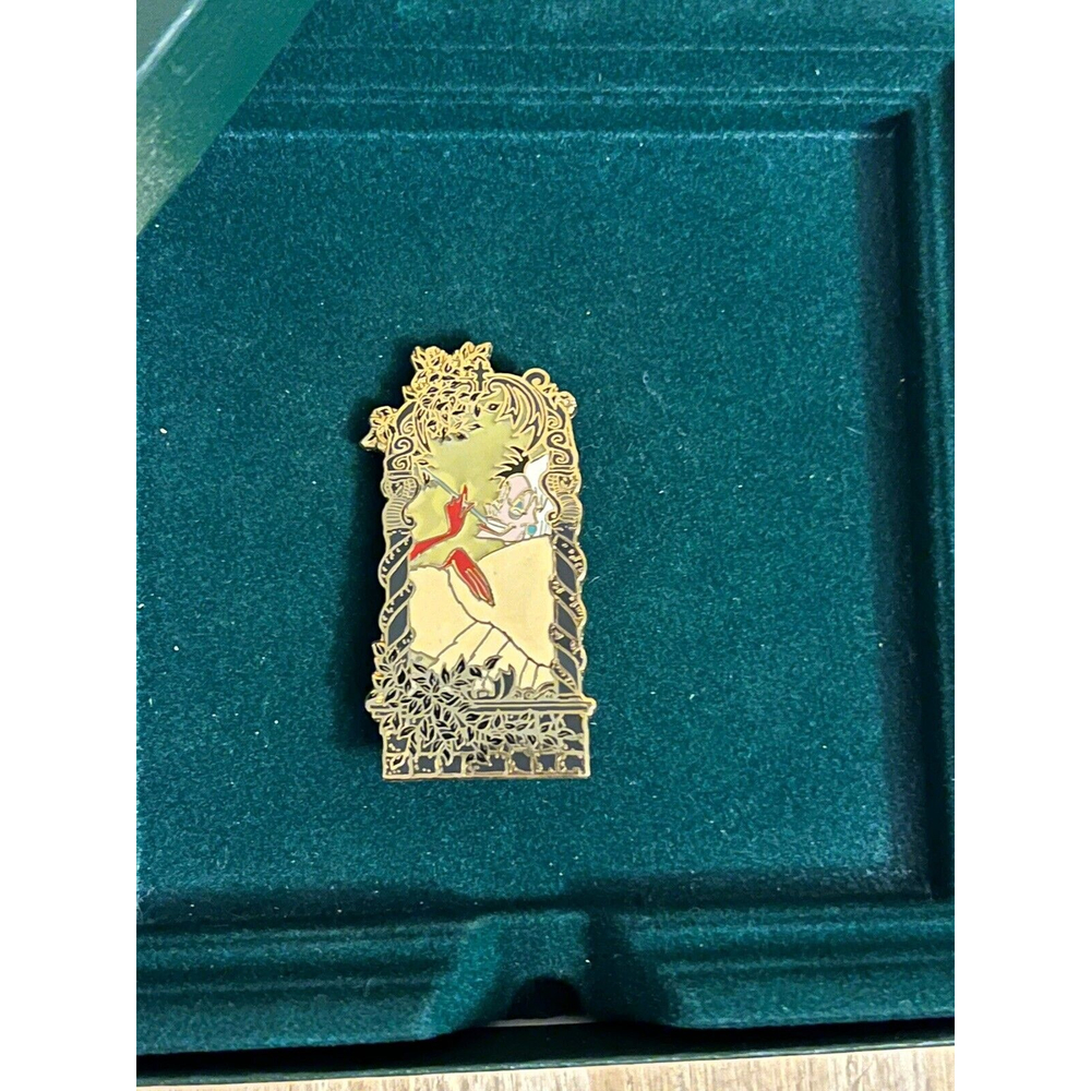 Disney Cruella De Vil Black Floral Ivy Framed Window Smoking Cigarette Pin LE500